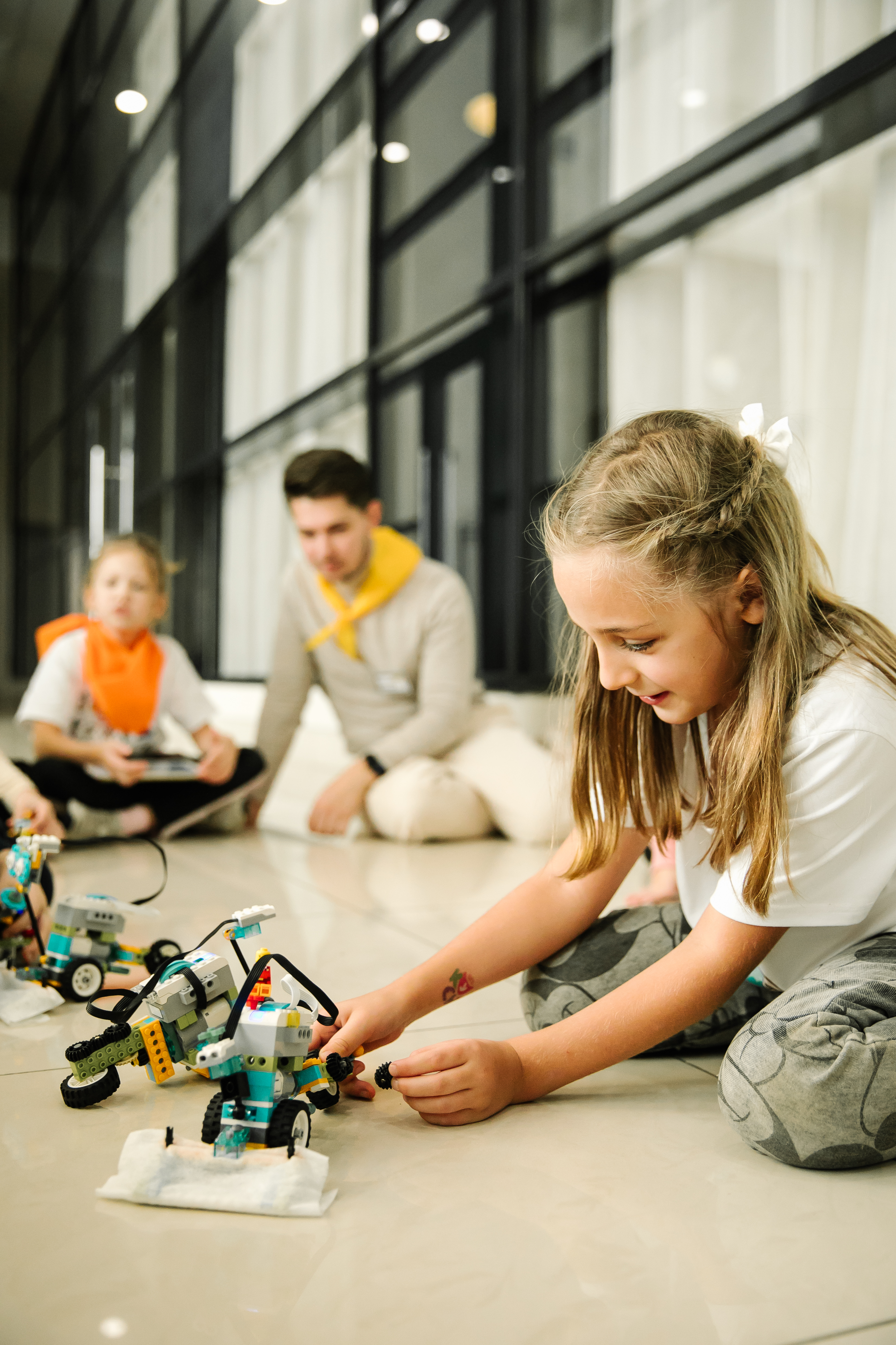 Мастер-класс по робототехнике LEGO WeDo 2.0: «Интерактивная новогодняя ёлочка»
Дети&nbsp;создадут собственную движущуюся новогоднюю ёлку из деталей LEGO WeDo 2.0
и запрограммируют её поведение с помощью iPad.