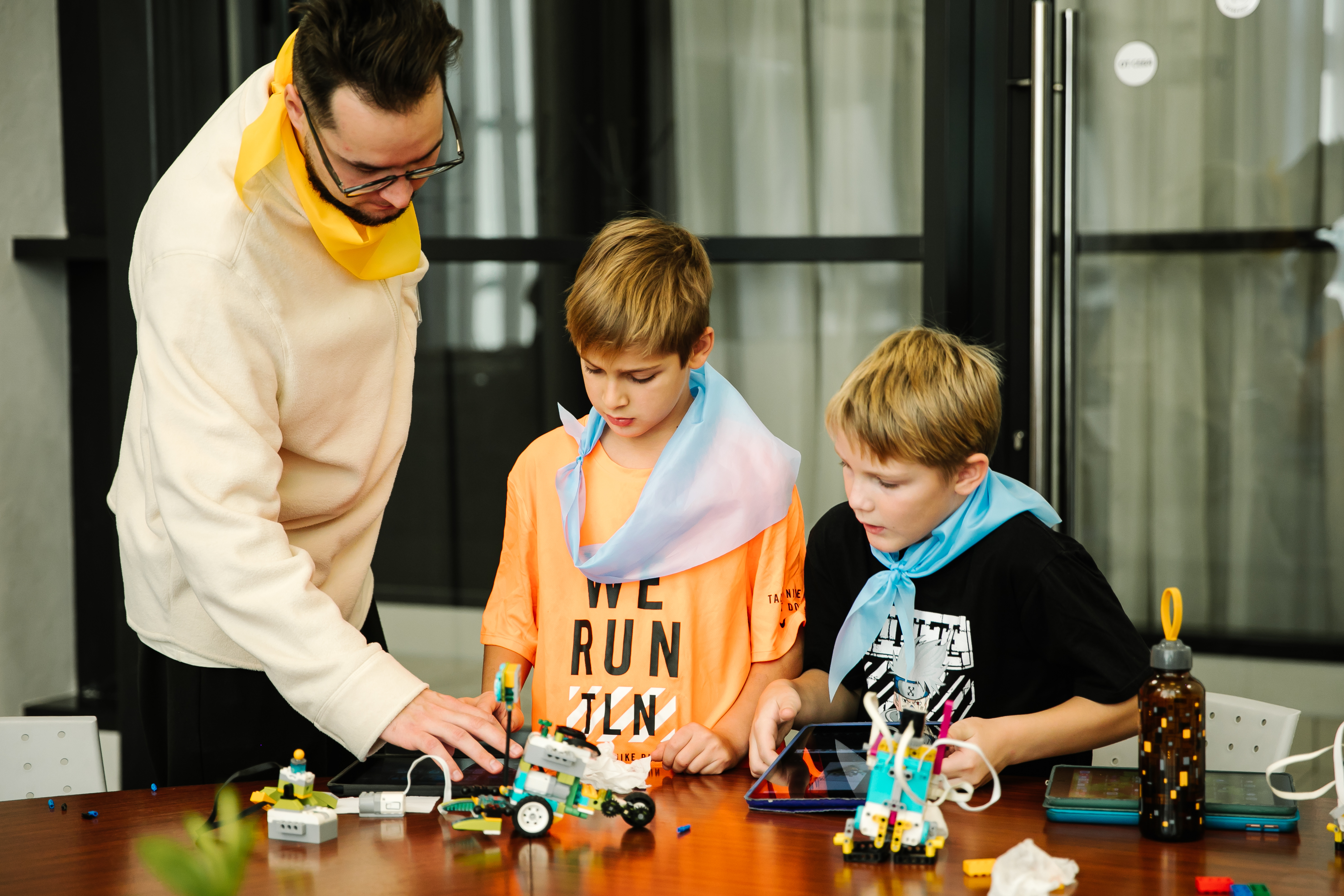 Мастер-класс по робототехнике LEGO WeDo 2.0: «Космические аппараты»
Дети станут настоящими инженерами и создателями космической техники. На мастер-классе участники познакомятся с устройством ракет,
космолетов, спутников и марсоходов, а затем соберут и запрограммируют собственную модель из LEGO WeDo 2.0..