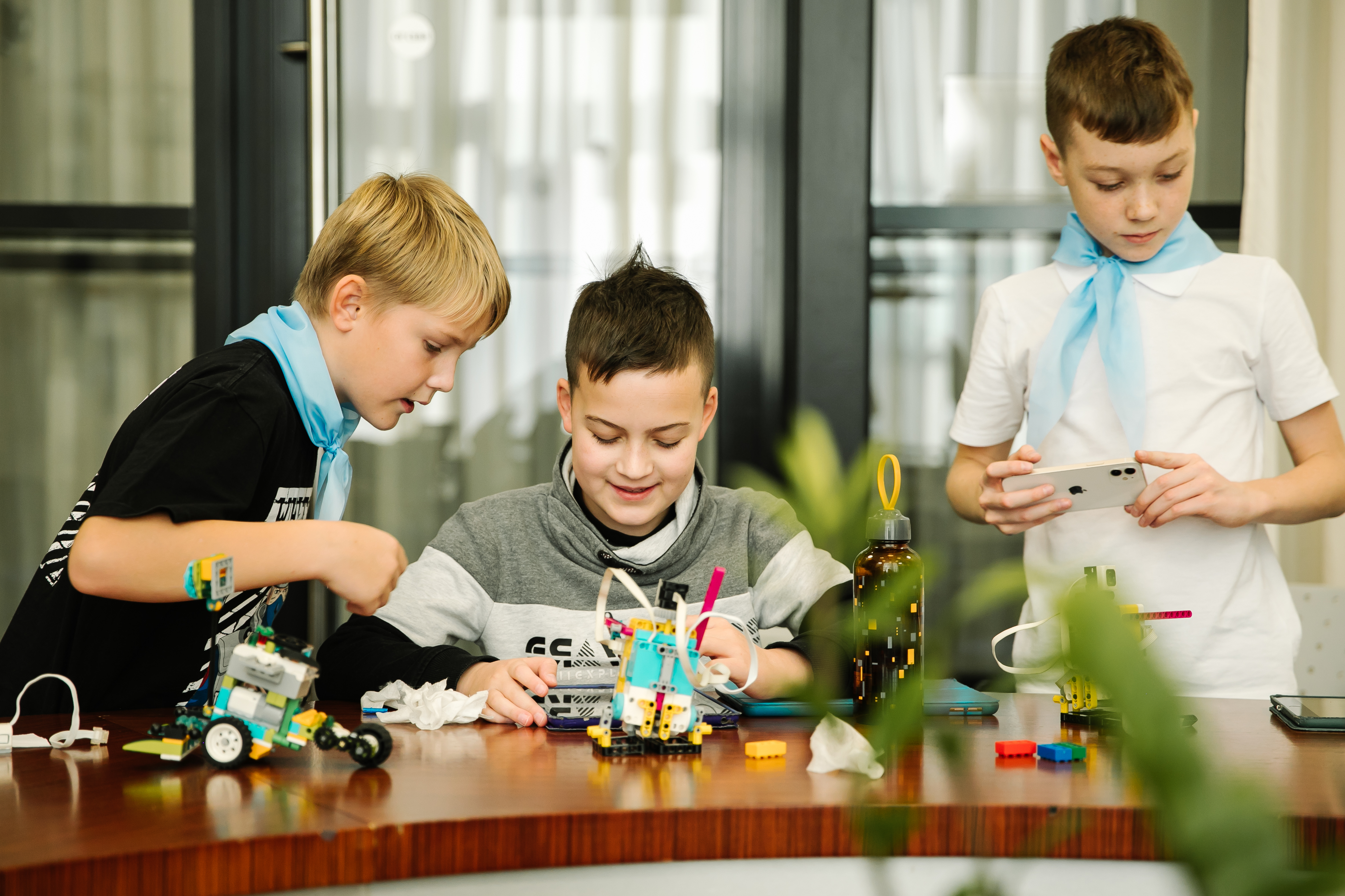 Мастер-класс по робототехнике: «Парк Юрского периода» с LEGO WeDo 2.0
Дети отправятся в захватывающее путешествие в доисторический мир, где технологии помогают оживить древних существ.