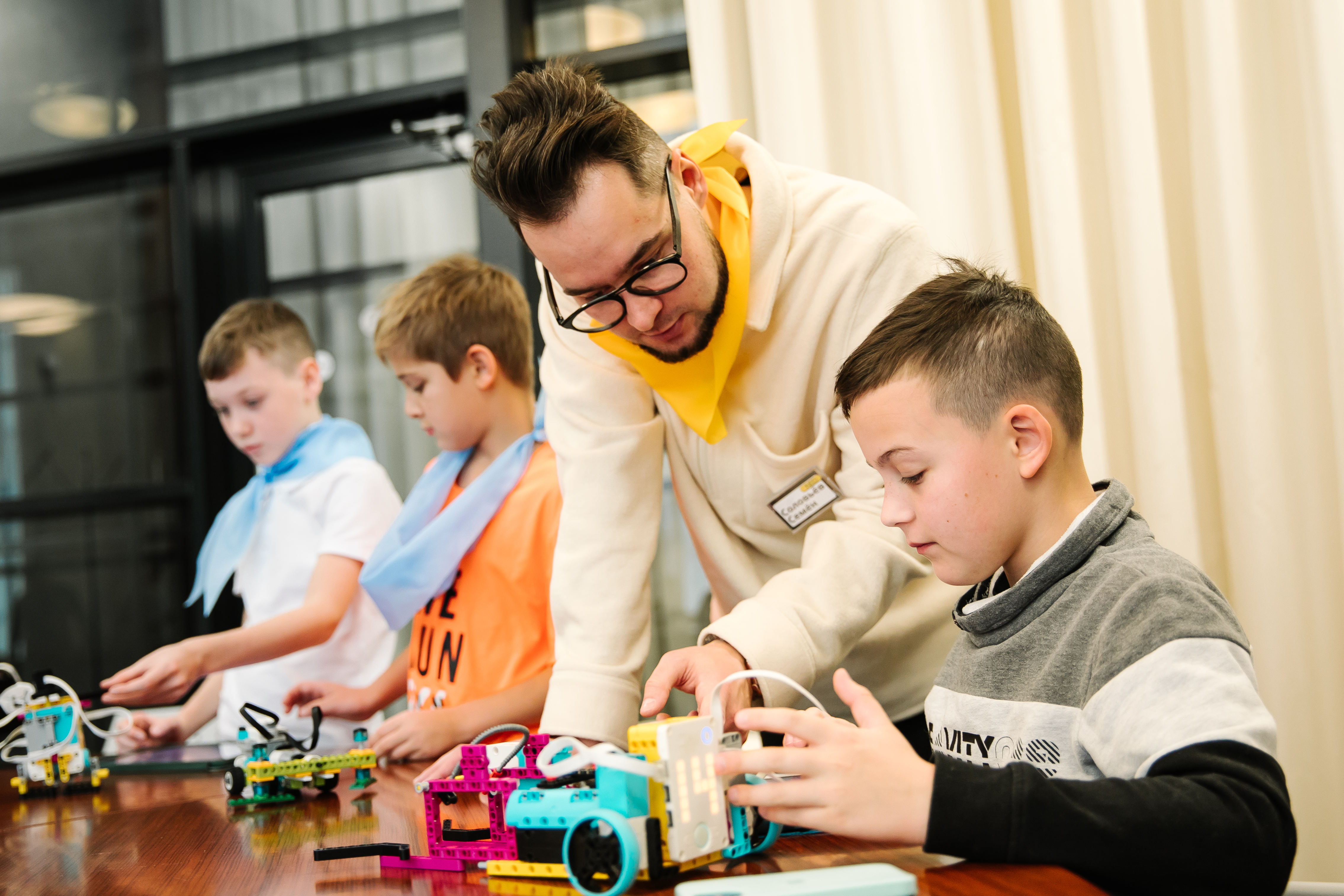 Мастер-класс: «Деревянная новогодняя ёлочка» на станке Playmake
Playmat 
Ребята познакомятся с основами работы по дереву и под руководством опытных наставников изготовят собственную новогоднюю ёлочку с помощью безопасного столярного станка Playmake Playmat.