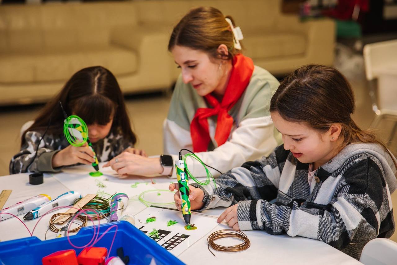 Мастер-класс по 3D-моделированию с помощью 3D-ручек
Дети освоят основы работы с 3D-ручкой: от первых линий до сложных фигур. Создадут плоский брелок по выбранному шаблону или своей
идее.