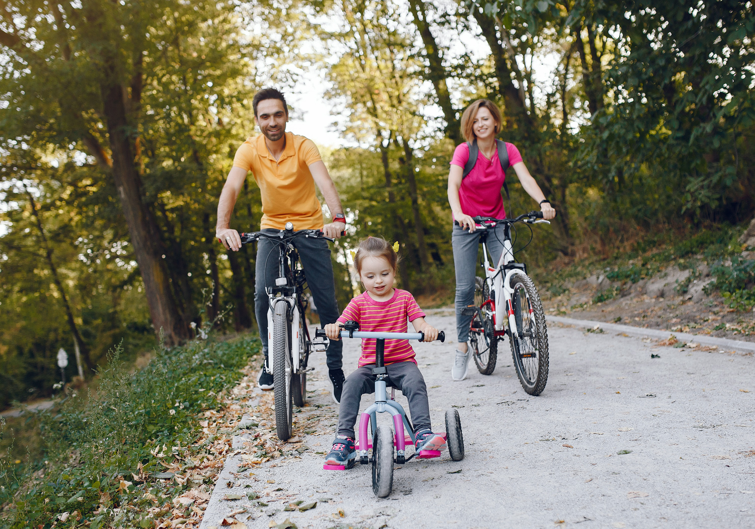папа, мама и ребенок на велосипедах